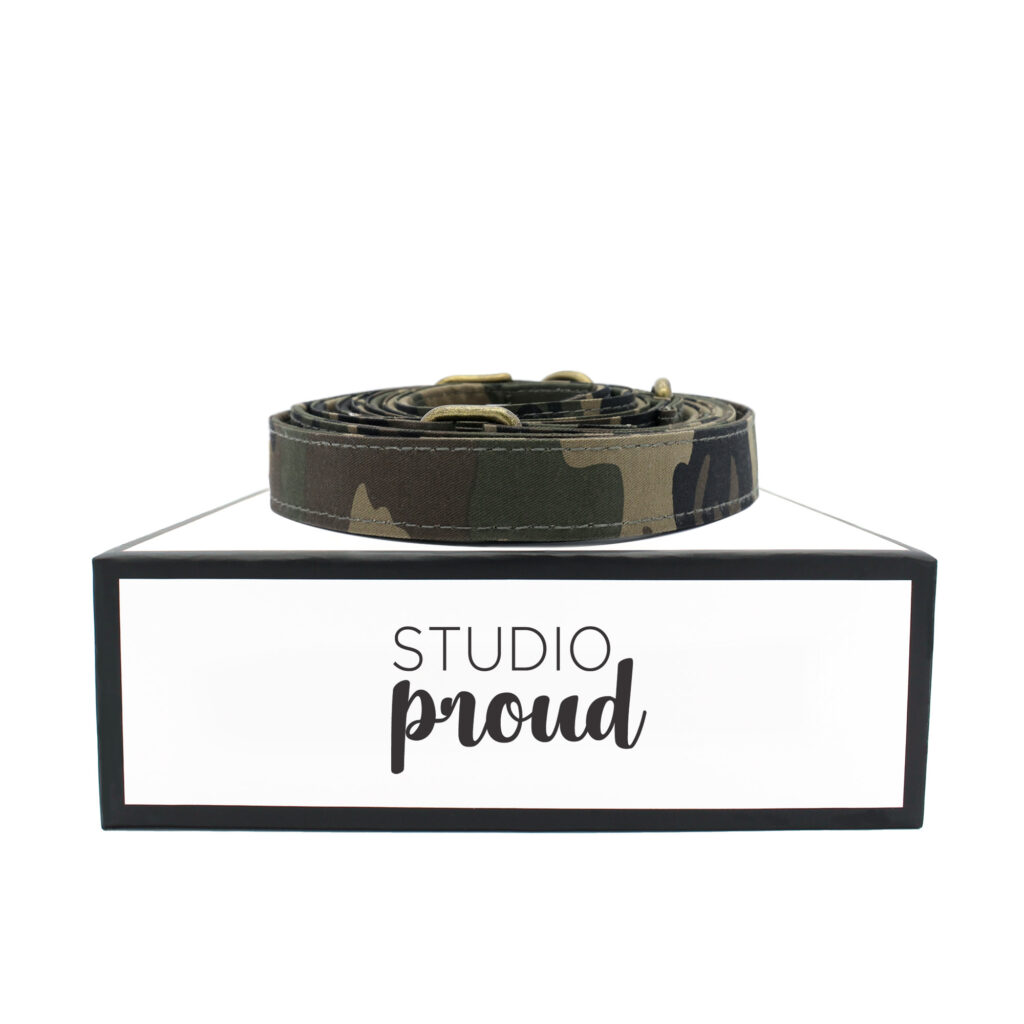 Studio Proud - leiband - hondenriem - uitlaatriem - loopriem - riem - camouflage - cityline - handsfree - groen - donkergroen - bronskleurige accessoires - one size - vooraanzicht