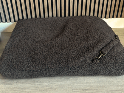 Wasbare Teddy Hondenkussen Hoes Taupe – Zacht, Anti-Slip & Personaliseerbaar | Studio Proud - Afbeelding 6